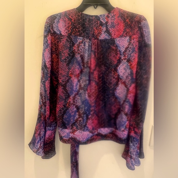Parker “Isabella” snake print faux wrap bell sleeve top, reds/blues XS - Picture 3 of 4